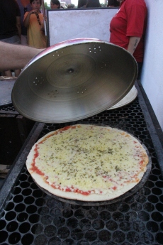 Coloque carvão com um pedaço de lenha;tampe sua pizza com o abafador e depois de 4 minutinhos terá sua pizza fresquinha e com gostinho de  defumado que nem de pizzaria!!!